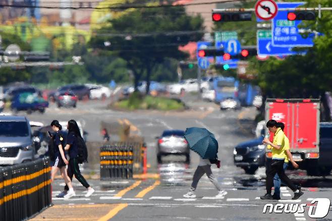 폭염특보가 발령된 5일 오후 경북 포항 남구 대도동 아스팔트 위로 아지랑이가 이글이글 피어오르고 있다.2023.7.5/뉴스1 ⓒ News1 최창호 기자