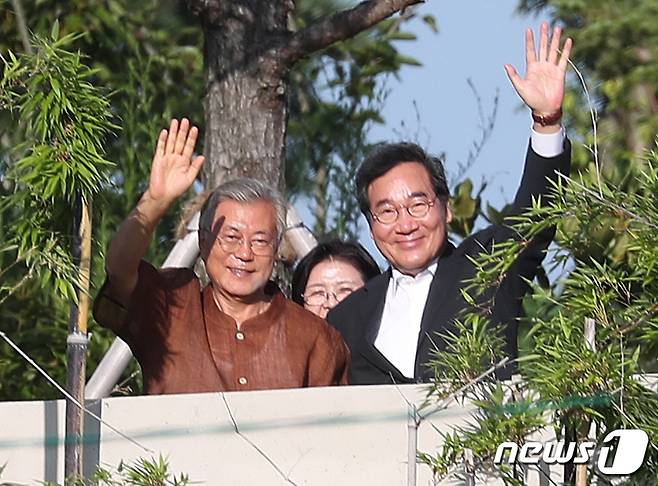 문재인 전 대통령이 5일 오후 경남 양산시 하북면 평산마을 사저로 예방한 이낙연 전 더불어민주당 대표를 맞이하며 지지자를 향해 손을 들어 인사하고 있다. 2023.7.5/뉴스1 ⓒ News1 윤일지 기자