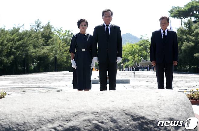 이낙연 전 더불어민주당 대표가 5일 오후 경남 김해시 진영읍 봉하마을을 찾아 고 노무현 전 대통령 묘역을 참배하고 있다. 2023.7.5/뉴스1 ⓒ News1 윤일지 기자