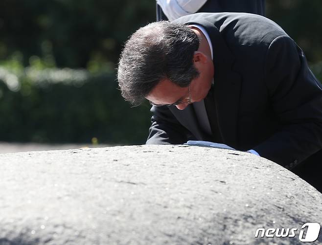 이낙연 전 더불어민주당 대표가 5일 오후 경남 김해시 진영읍 봉하마을 고 노무현 전 대통령 묘역 앞에서 무릎을 꿇은 채 생각에 잠겨 있다. 2023.7.5/뉴스1 ⓒ News1 윤일지 기자