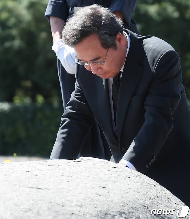 이낙연 전 더불어민주당 대표가 5일 오후 경남 김해시 진영읍 봉하마을을 찾아 고 노무현 전 대통령 묘역 앞에서 무릎을 꿇은 채 생각에 잠겨 있다. 2023.7.5/뉴스1 ⓒ News1 윤일지 기자
