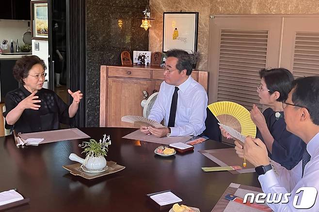이낙연 전 더불어민주당 대표가 부인 김숙희 여사와 함께 5일 김해 봉하마을과 양산 평산마을을 찾아 고 노무현 전 대통령 묘역을 참배하고 문재인 전 대통령을 예방한 사진을 자신의 SNS에 공개했다. (이낙연 전 대표 SNS) 2023.7.5/뉴스1