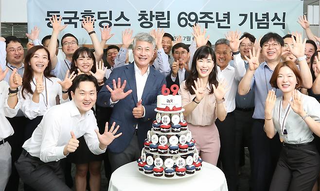 6일 서울 수하동 페럼타워에서 열린 동국홀딩스 창립 69주년 행사에서 장세욱 동국홀딩스 부회장이 임직원과 기념사진을 촬영하는 모습(동국제강그룹 제공).