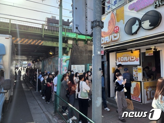 4일 일본 도쿄 신오쿠보 역 근처에 위치한 '10엔빵' 가게 옆으로 손님들이 줄을 서 차례를 기다리고 있다. 2023.05.04 ⓒ 뉴스1 권진영 기자