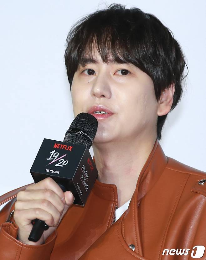 슈퍼주니어 규현이 6일 서울 용산구 CGV 용산아이파크몰에서 열린 넷플릭스 새 예능 '열아홉 스물' 제작발표회에서 인사말을 하고 있다. '열아홉 스물'은 열아홉의 마지막 일주일과 스물의 첫 일주일 그 사이, 아직은 서툴고 풋풋한 Z세대들의 특별한 성장의 순간을 기록한 청춘 리얼리티 예능 프로그램이다. 2023.7.6/뉴스1 ⓒ News1 권현진 기자