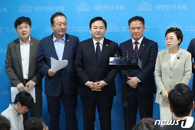 원희룡 국토교통부 장관과 백원국 제2차관이 6일 오전 서울 여의도 국회 소통관에서 '서울~양평 고속도로에 대한 뉴스' 관련 취재진의 질문을 받고 있다. 2023.7.6/뉴스1 ⓒ News1 송원영 기자