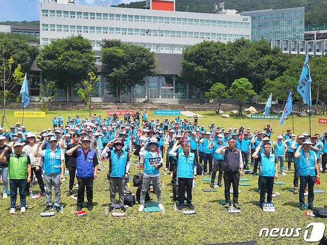 6일 오후 동아대 노조가 사하구 하단캠퍼스에서 총파업 출정식을 갖고 있다(노조 제공)