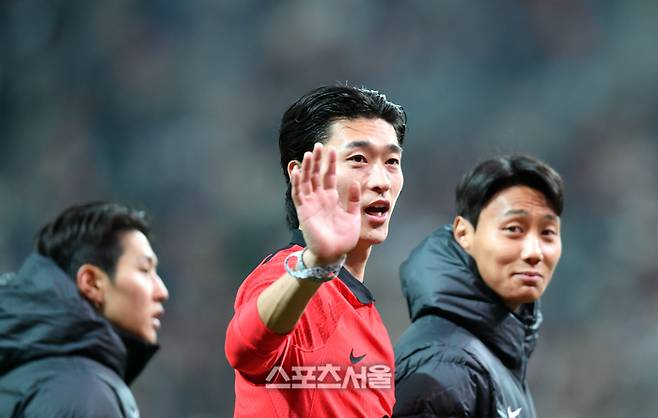 대한민국 축구대표팀 조규성이 지난 3월28일 서울월드컵경기장에서 열린 우루과이와 평가전 직후 팬들에게 인사하고 있다. 상암 | 강영조기자 kanjo@sportsseoul.com