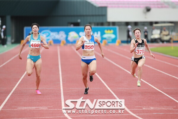 김다은은 6일 오후 전북 익산종합운동장에서 열린 '제52회 전국종별육상경기선수권대회' 여자 일반부 100m 결선에 출전해 12초09로 결승선을 1위로 통과했다. 사진┃데일리런 제공