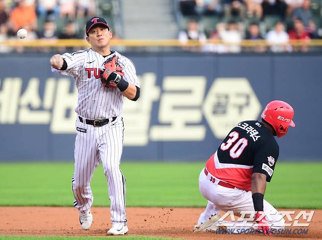 2023 KBO리그 KIA타이거즈와 LG트윈스의 경기가 30일 잠실야구장에서 열렸다. 김민성이 KIA 2회초 무사 1,2루에서 이우성 병살타때 1루주자 소크라테스를 아웃시키고 있다.  잠실=최문영 기자deer@sportschosun.com /2023.06.30/