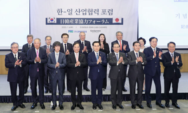 김병준 전경련 회장직무대행(앞줄 왼쪽 네번째부터), 이창양 산업통상자원부 장관, 도쿠라 마사카즈 경단련 회장을 비롯한 주요 내빈들이 6일 전경련회관 컨퍼런스센터에서 열린 '한-일 산업협력 포럼'에 참석해 기념촬영을 하고 있다. (사진=전경련)