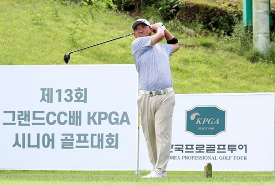 모중경이 제13회 그랜드CC배 KPGA 시니어 골프대회 최종 2라운드에서 티 샷을 하고 있다.[사진제공=KPGA]