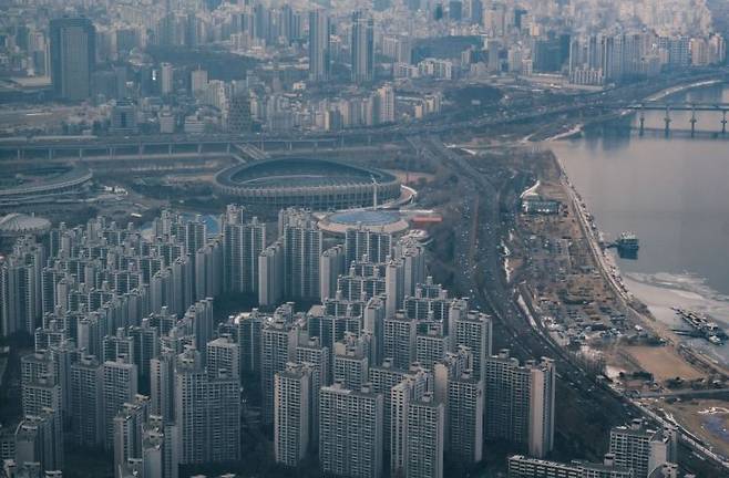 서울 송파구 롯데월드타워 전망대에서 바라본 시내 아파트 모습. / 사진출처=연합뉴스