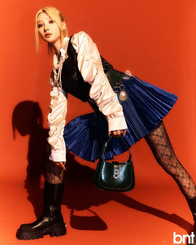 톱은 엔조블루스, 스커트는 초포바 로위나, 네크리스는 넘버링, 이어링은 비비안 웨스트우드, 슈즈는 Daphne.Lap, 백은 엘레강스파리 제품.