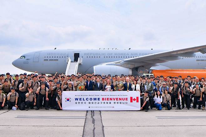 공군 KC-330 다목적공중급유수송기 편으로 2일(현지 시각) 캐나다 오타와 공항에 도착한 대한민국 해외긴급구호대(KDRT)와 공군 임무 요원들이 기념 촬영을 하고 있다. /뉴스1