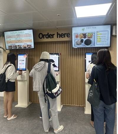 지난 15일 서울 이화여대에서 학생들의 천원의 아침밥 식권을 결제하고 있다./소가윤 기자