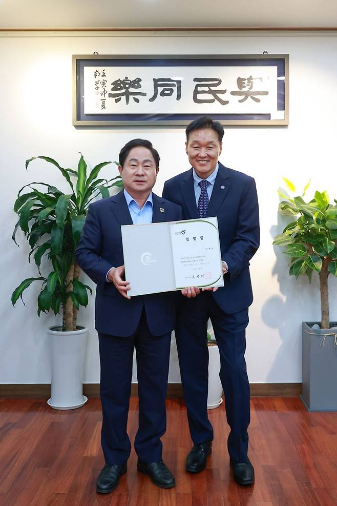 주광덕 시장(사진 왼쪽)이 남양주도시공사 이계문 신임사장에게 임명장을 수여하고 기념사진을 촬영하고 있다.ⓒ남양주시