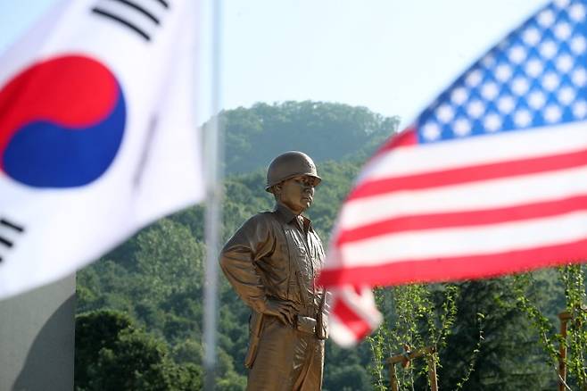 6·25전쟁 정전 70주년과 백선엽 장군 3주기를 맞아 5일 오후 경북 칠곡군 다부동전적기념관에서 열린 고(故) 백선엽 장군(1920~2020) 동상 제막식을 통해 공개된 백선엽 장군 동상이 우뚝 서 있다. 2023.7.5/뉴스1 ⓒ News1 공정식 기자 /사진=뉴스1