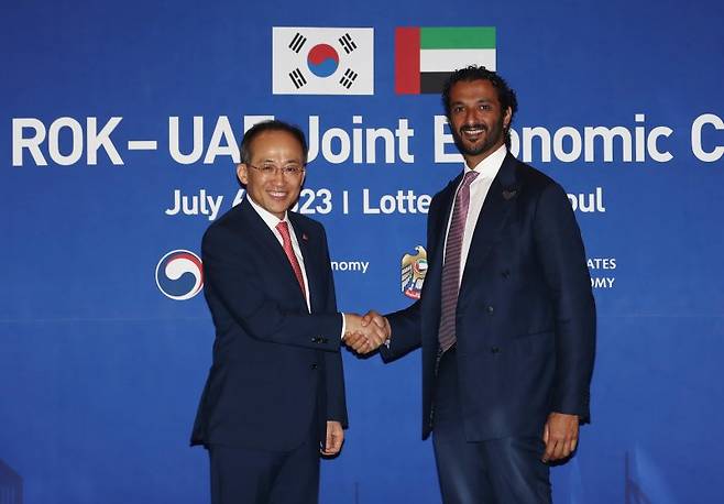 추경호 경제부총리 겸 기획재정부 장관과 압둘라 빈 토우크 알마리 UAE 경제부 장관이 6일 서울 중구 롯데호텔에서 열린 제8차 한·UAE 경제공동위원회 본회의에 앞서 기념촬영을 하고 있다.뉴스1