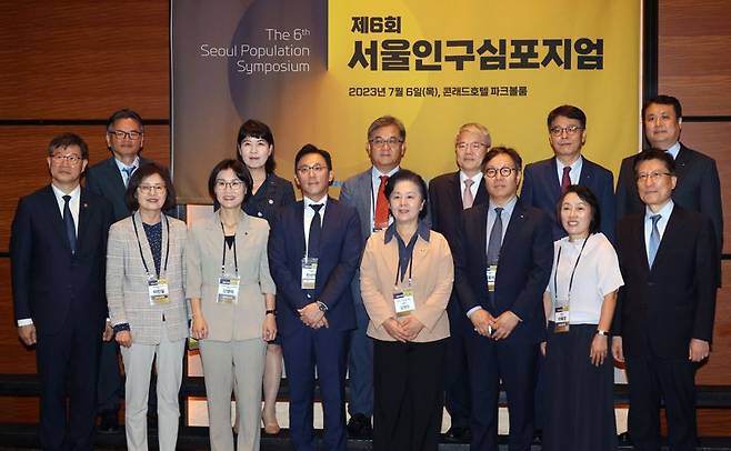 파이낸셜뉴스와 한반도미래인구연구원 공동주최로 6일 서울 여의도 콘래드호텔에서 열린 제6회 서울인구심포지엄에서 귀빈들이 기념촬영 하고 있다. 앞줄 왼쪽부터 이기일 복지부 1차관, 이인실 한반도미래인구연구원 원장, 김영미 대통령 직속 저출산고령사회위원회 부위원장, 전선익 파이낸셜뉴스 부회장, 김영선 국회 인구위기특별위원회 위원장, 변동식 파이낸셜뉴스 사장, 이혜경 배제대 명예교수, 노동일 파이낸셜뉴스 주필./서동일 기자