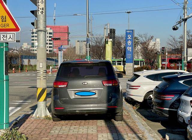 오송역에선 주차장 부족으로 불법주차 차량을 어렵지 않게 볼 수 있다. 기차 출발 시간에 임박해 역에 도착한 이들은 사진처럼 역에서 가까운 인도 위에 주차를 한 경우도 더러 목격된다. 지난해 12월 촬영됐다. 정민승 기자