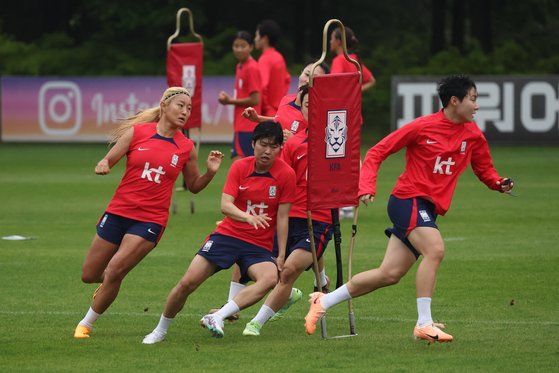 오는 20일 개막하는 여자월드컵 본선에서 16강에 도전하는 여자축구대표팀이 5일 조소현(왼쪽), 지소연(왼쪽 둘째) 등을 포함한 최종 엔트리 23명 명단을 공개했다. [연합뉴스]