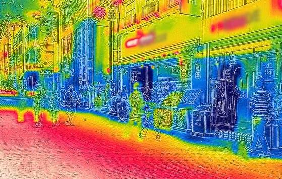 3일 오후 서울 중구 명동에서 에어컨을 가동한 매장들이 문을 열어두고 영업하고 있다. 열화상 카메라 모듈로 촬영한 이 사진은 온도가 높은 부분은 붉게, 낮은 부분은 푸르게 나타난다. 연합뉴스