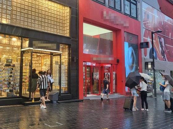 4일 오후 서울 명동 거리의 상점들이 출입문을 열어 놓은 채 영업하고 있다. 서지원 기자