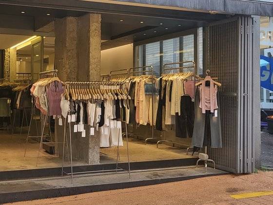 4일 오후 홍대 거리의 옷 가게. 접이식 문을 활짝 열어둔 채로 영업하고 있다. 가게 안에는 에어컨이 가동되고 있었다. 서지원 기자