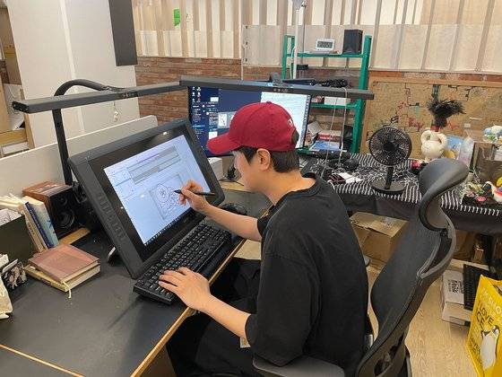 씰룩 작업 중인 안병욱 밀리언볼트 감독. 밀리언볼트.