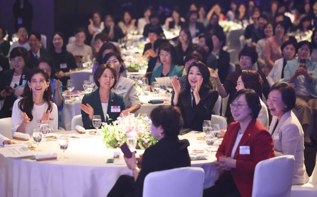 ▲ 김건희 여사, 이영 중소벤처기업부 장관, 이부진 사장이 4일 오후 신라호텔에서 개최된 제2회 여성기업주간 개막식에서 헤드테이블에 나란히 앉아 박수를 치고 있다. 사진/대통령실 공동취재단