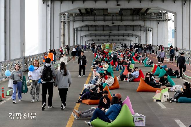 지난 5월 ‘차 없는 잠수교 뚜벅뚜벅 축제’가 열린 서울 잠수교에서 시민들이 다리 위를 걷고 있다. 문재원 기자