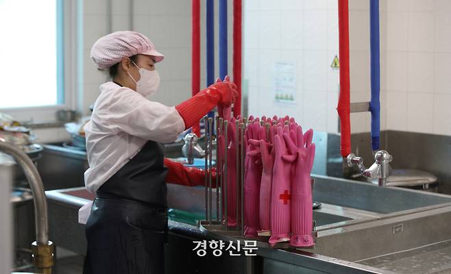 분홍색, 빨간색, 하늘색, 미색…. 급식실에는 다양한 색깔의 장갑과 앞치마가 있다. 전처리, 조리, 후처리 공정별로 장갑, 앞치마를 구분해 입어야 하기 때문이다. 권도현 기자