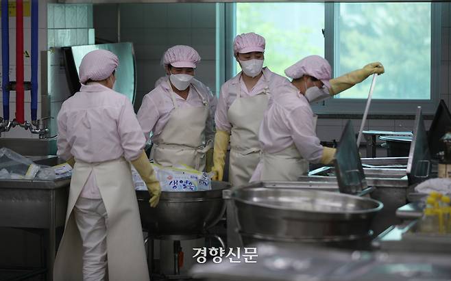 공정별로 어떤 색의 앞치마, 장갑을 착용할지는 학교마다 다르다. 다만 조리 공정에서는 대부분 흰색 혹은 미색 앞치마와 장갑을 쓴다. 오염물질이 튀어도 눈에 잘 띄는 색을 입는 것이다. 권도현 기자