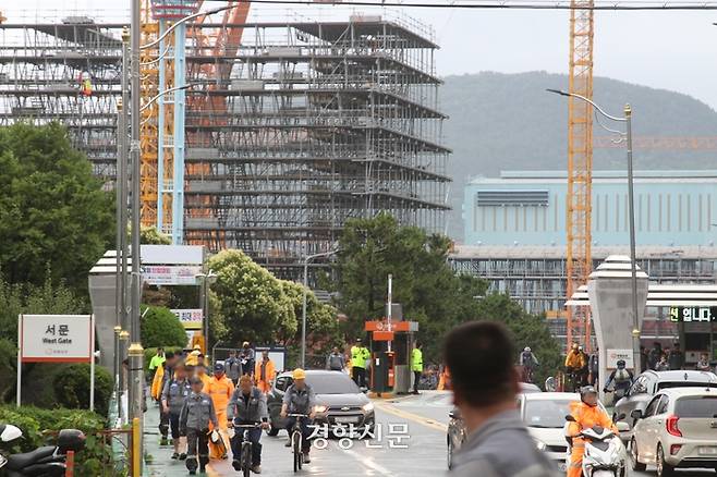 지난달 29일 오후 경남 거제 대우조선해양(현 한화오션) 옥포조선소 서문으로 작업자들이 퇴근하고 있다. 조해람 기자