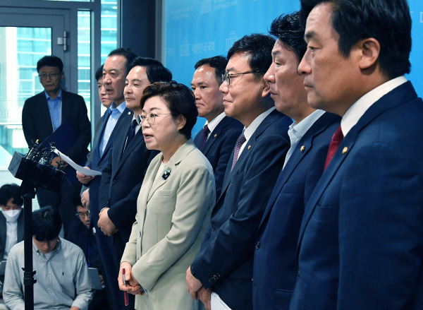 김정재 간사를 비롯한 국민의힘 소속 국토교통위원들이 6일 국회 소통관에서 ‘서울~양평 고속도로에 대한 가짜뉴스’ 관련 국민의힘 국토교통위원회 실무 당정협의회 결과 브리핑을 한 후 취재진의 질문에 답하고 있다. 왼쪽 네 번째는 원희룡 국토교통부 장관. 김정록 기자