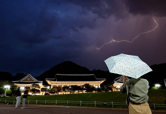 Lightning strikes behind Cheong Wa Dae, in Jongno, Seoul, June 8. (Yonhap)