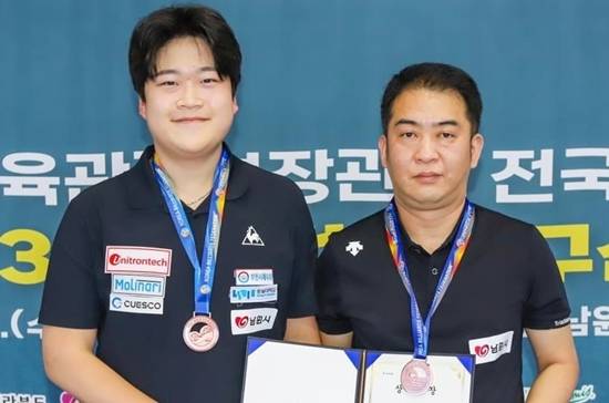 시상식서 기념촬영하고 있는 공동3위 손준혁(왼쪽)과 송현일. (사진= 대한당구연맹)