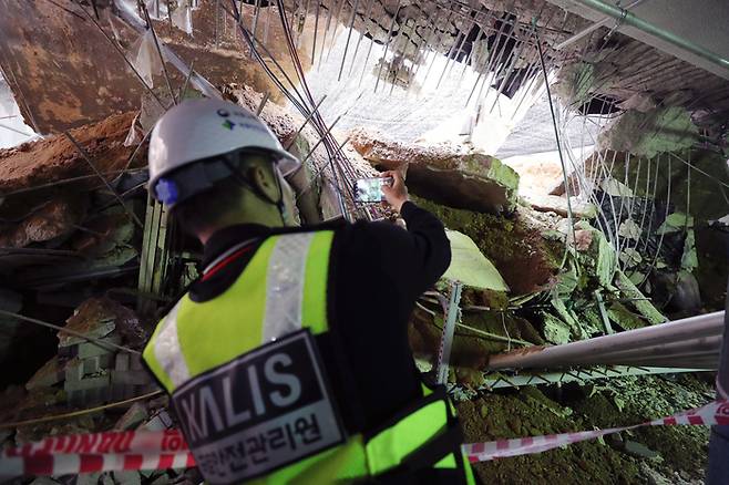 지난 5월 2일 오후 인천시 서구 검단신도시 모 아파트 신축 공사장에서 국토교통부 사고조사관이 현장 점검을 하고 있다. 이곳에서는 지난 4월 29일 지하 주차장 1∼2층의 지붕 구조물이 무너지는 사고가 발생했다. [사진 출처 = 연합뉴스]