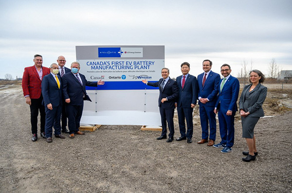 The officials are taking photos to commemorate the establishment of a joint venture plant between LG Energy Solution and Stellantis. [Photo provided by LGES]