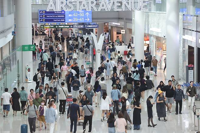 지난 2일 오전 인천국제공항 제1여객터미널 출국장 면세 구역이 이용객들로 붐비고 있다. [사진 출처 = 연합뉴스]