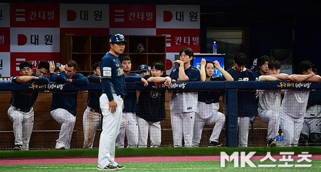 5일 고척 키움전 패배로 5연패 수렁에 빠진 NC 선수단. 사진=김영구 기자