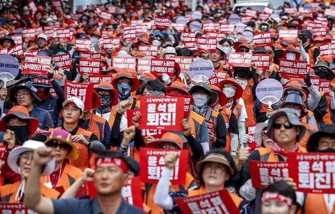 [서울=뉴시스] 정병혁 기자 = 6일 서울 중구 세종대로에서 열린 민주노총 전국노동자대회에서 조합원들이 구호를 외치고 있다. 2023.07.06.