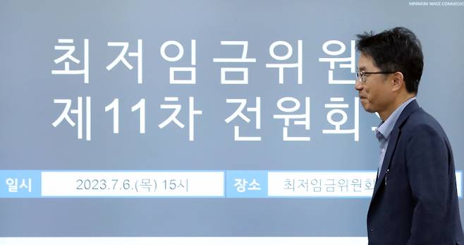 박준식 최저임금위원장이 6일 세종시 정부세종청사에서 열린 최저임금위원회 11차 전원회의에 참석하고 있다. / 사진=뉴시스 강종민 기자