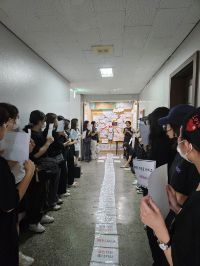 지난달 13일 오전 서울 성북구 동덕여대 본관 2층 총장실 앞에 동덕여대 학생들이 총장 사퇴를 촉구하는 피켓 시위를 벌이고 있다. 강한 기자