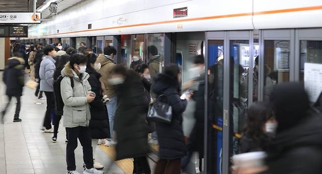 지난해 12월 서울 3호선 구파발역에서 승객들이 탑승하고 있다. [연합]