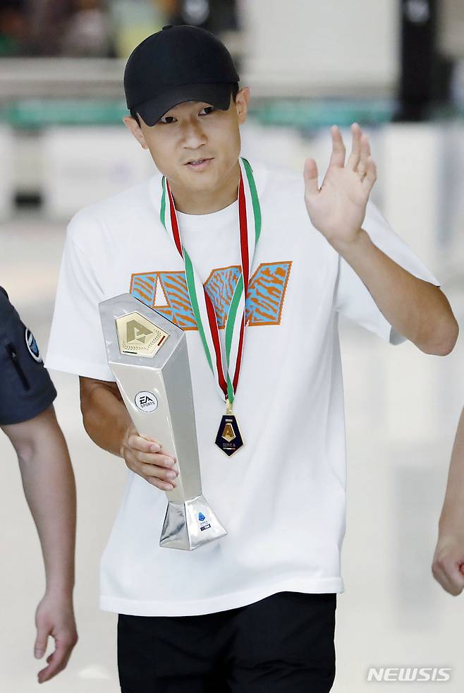 [인천공항=뉴시스] 최동준 기자 = 이탈리아 프로축구 세리에A 최우수 수비상을 수상한 나폴리 김민재가 기초군사훈련을 받기 위해 6일 인천국제공항을 통해 귀국하고 있다. 2023.06.06. photocdj@newsis.com