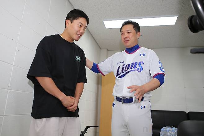 박진만 감독과 인사하는 류지혁(왼쪽). 삼성 라이온즈