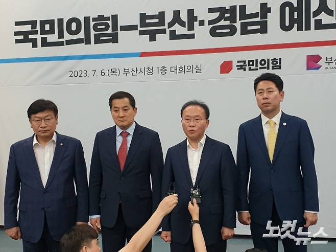 부산시와 경남도는 6일 오후 부산시청 대회의실에서 국민의힘 중앙당과 예산정책협의회를 개최했다. 윤재옥 원내대표가 기자들의 질문에 대답하고 있다. 강민정 기자