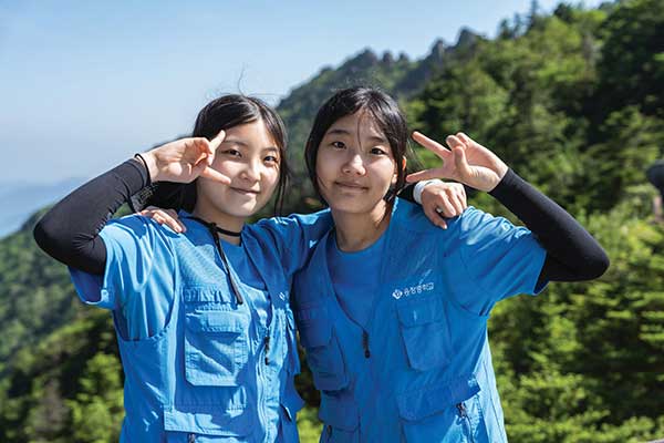 용정중학교 지리산 종주 대원사 코스팀. 좌측부터 오태연(15), 김민효(15) 학생